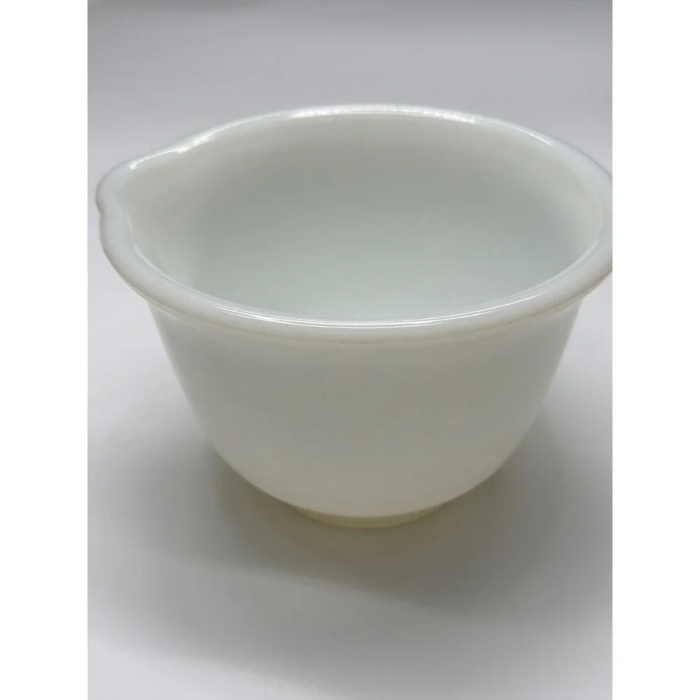 Hamilton Beach‎ White Mixing Bowl Spout Racine Wisconsin Vintage Kitchenware